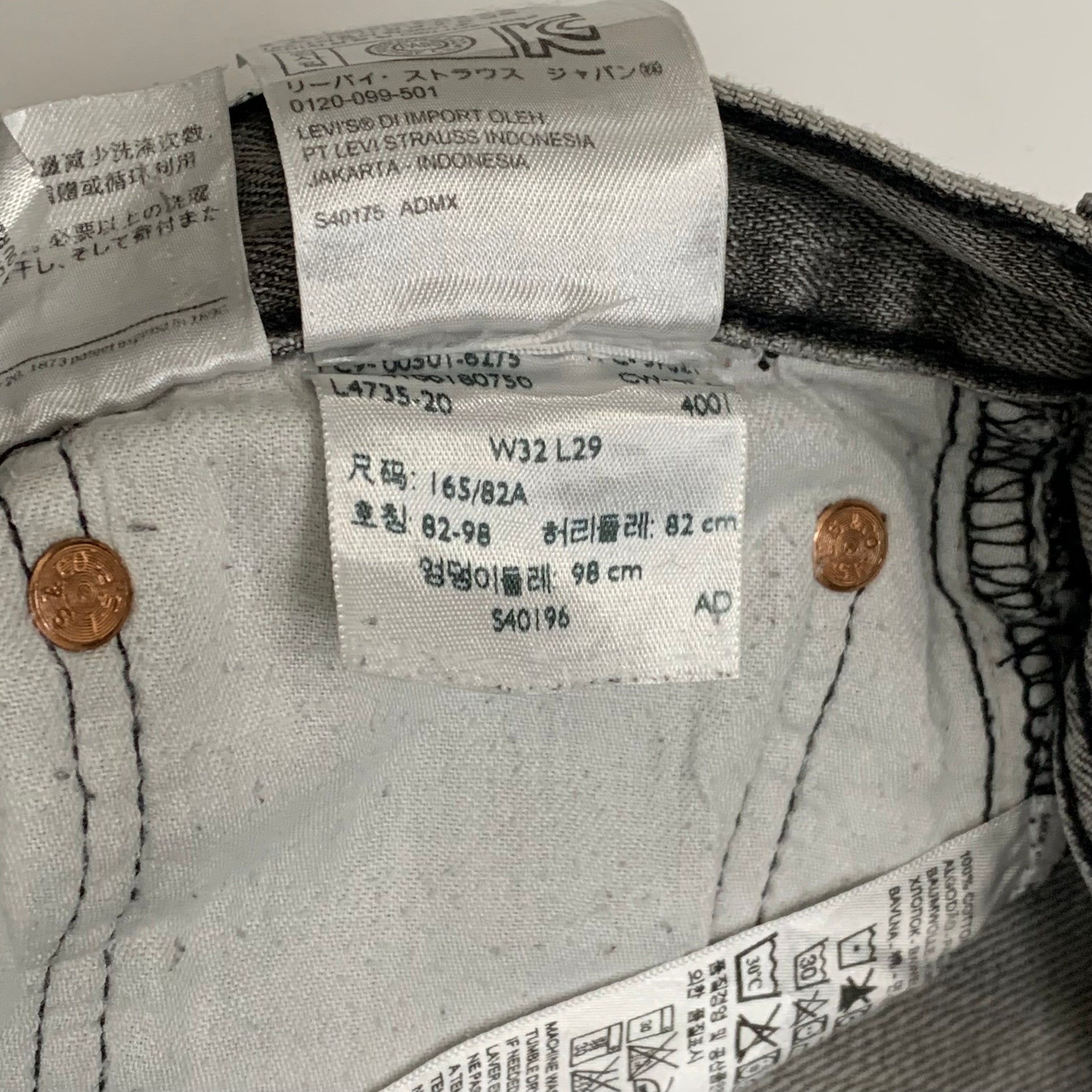 LEVI’s 501 JEANS
