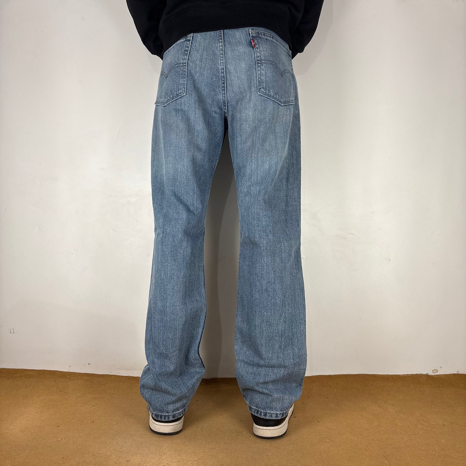 LEVI’s 514 JEANS