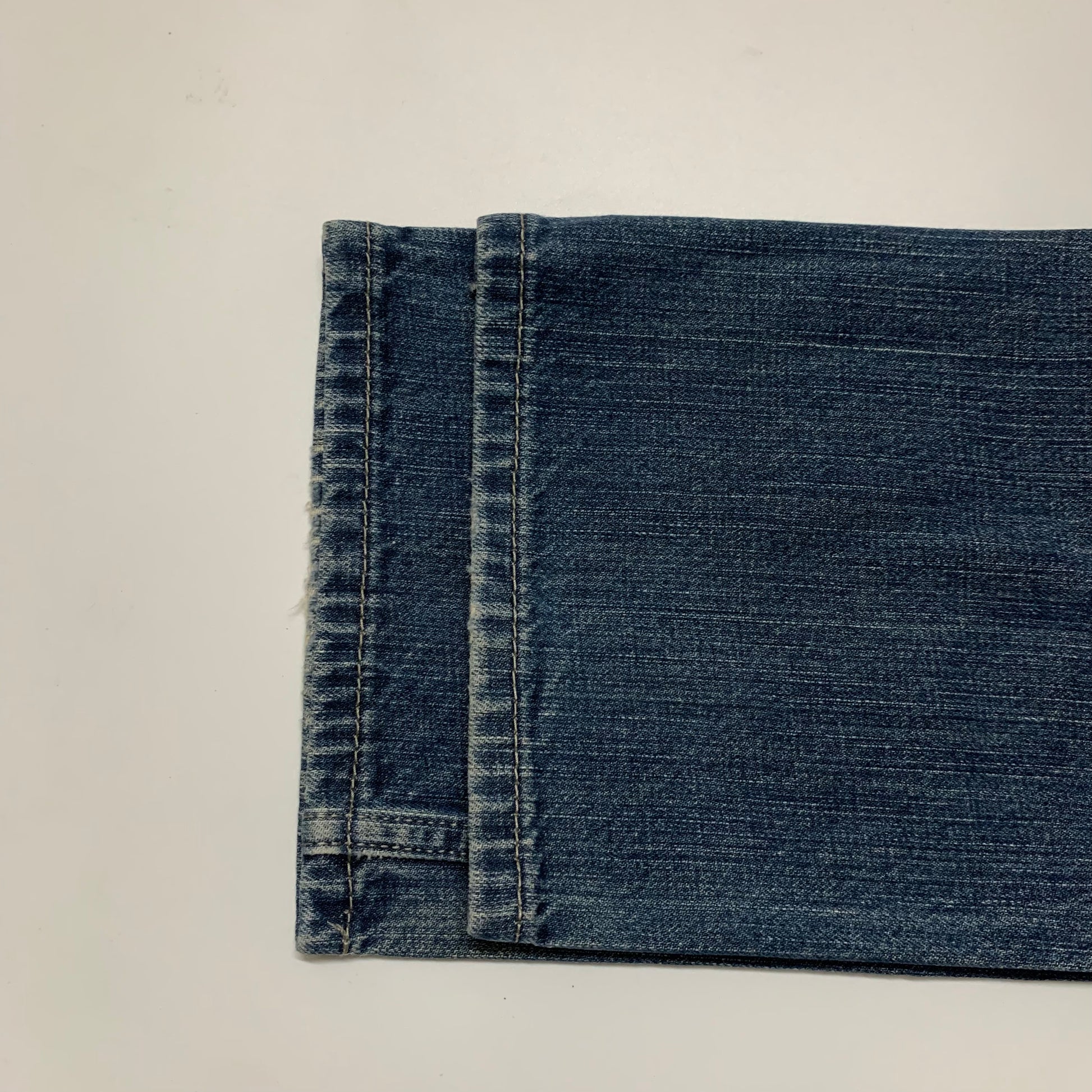 LEVI’s 514 JEANS
