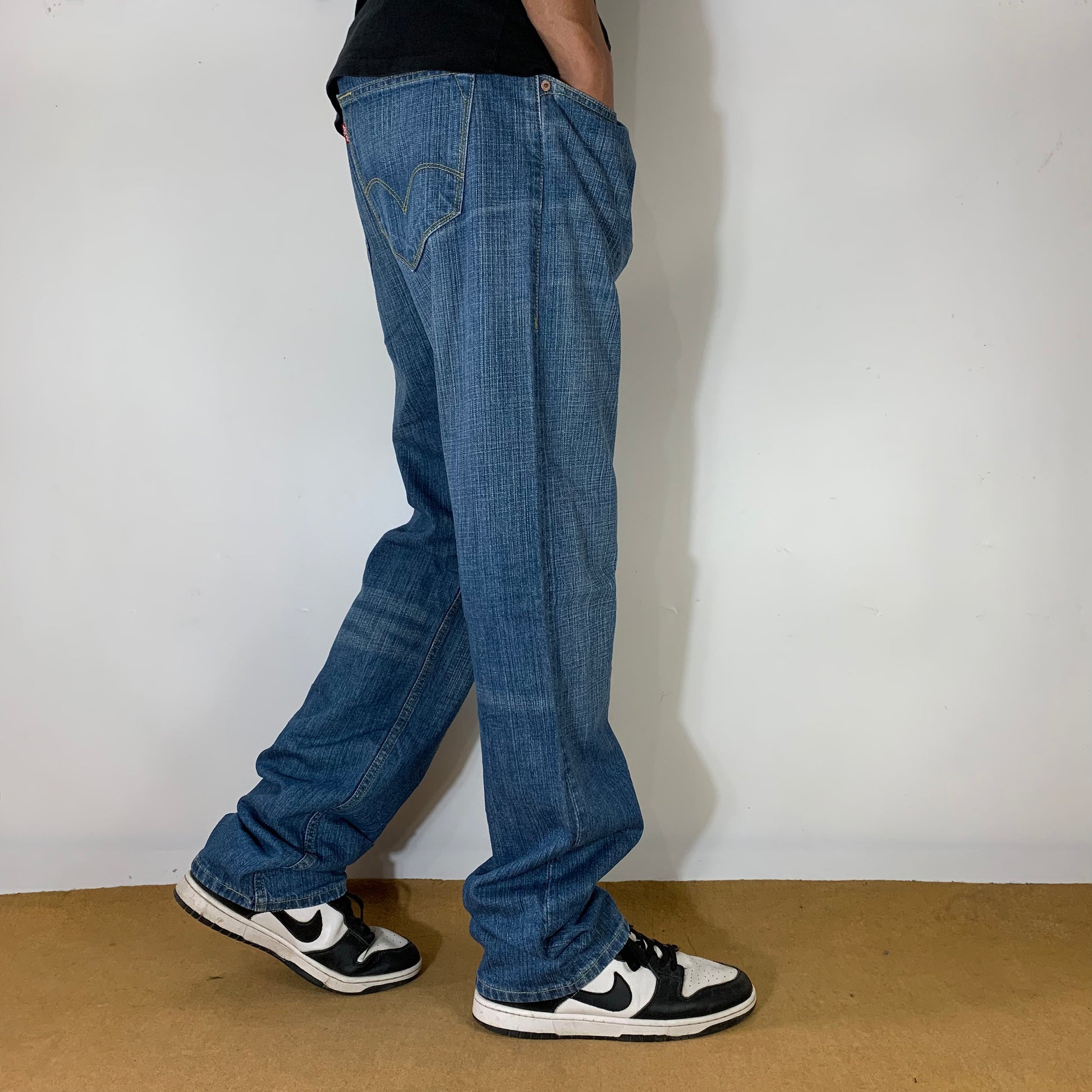 LEVI’s LOOSE JEANS